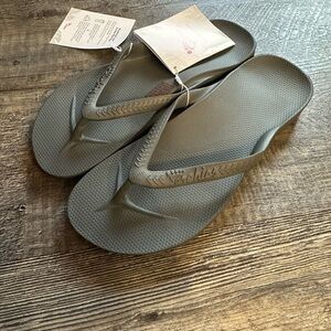 Archie’s charcoal flip flops size 7